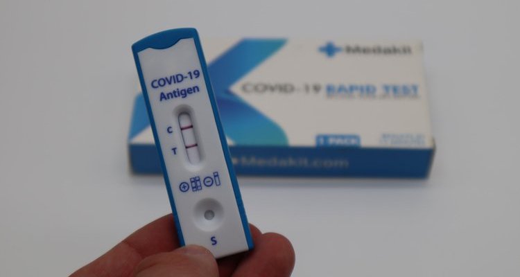 What is the Difference Between an Antigen Test and a PCR Test?